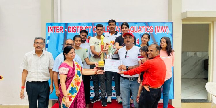 एन ई एस महाविद्यालय में विश्वविद्यालयीन तैराकी प्रतियोगिता हुई संपन्न