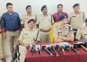 *पुलिस अधीक्षक, अमित कुमार के कुशल नेतृत्व में थाना करेली पुलिस को बड़ी सफलता, बंधन बैंक के कर्मचारी के साथ ऑख में मिर्ची पाउडर डालकर 55 हजार रूपये नगद टेबलेट एवं मोबाईल लूटने वाले 8 अज्ञात आरोपी गिरफ्त में।* *घटना संक्षिप्त विवरण :-*