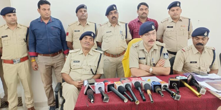 *पुलिस अधीक्षक, अमित कुमार के कुशल नेतृत्व में थाना करेली पुलिस को बड़ी सफलता, बंधन बैंक के कर्मचारी के साथ ऑख में मिर्ची पाउडर डालकर 55 हजार रूपये नगद टेबलेट एवं मोबाईल लूटने वाले 8 अज्ञात आरोपी गिरफ्त में।* *घटना संक्षिप्त विवरण :-*