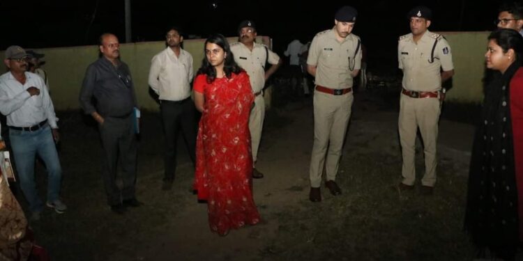 कलेक्टर एवं जिला निर्वाचन अधिकारी सुश्री ऋजु बाफ़ना एवं पुलिस अधीक्षक अमित कुमार ने विधानसभा निर्वाचन
