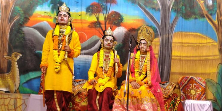 श्रीरामलीला महोत्सव में भरत मिलाप की लीला सम्पन्न हुई ।