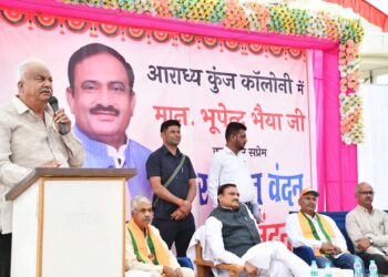 खुरई विधानसभा स्थित आराध्य कुंज कॉलोनी में आयोजित चौरसिया समाज के कार्यक्रम में  भूपेंद्र सिंह के साथ भाजपा नेता डॉ. सुशील तिवारी उपस्थित रहे।