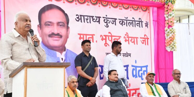 खुरई विधानसभा स्थित आराध्य कुंज कॉलोनी में आयोजित चौरसिया समाज के कार्यक्रम में  भूपेंद्र सिंह के साथ भाजपा नेता डॉ. सुशील तिवारी उपस्थित रहे।