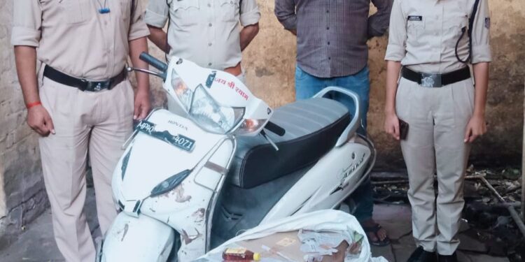 मदिरा व वाहन जप्त