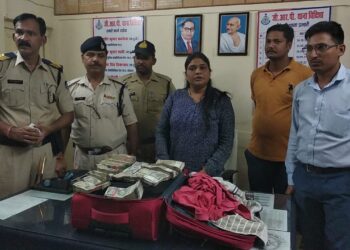 जीआरपी थाना विदिशा ने एक यात्री को नगदी 14 लाख रुपए की राशि के साथ पकड़ा