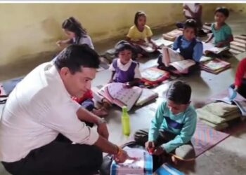 कलेक्टर, पुलिस अधीक्षक ने बच्चों से जानी एबीसीडी अक्षर वर्णमाला