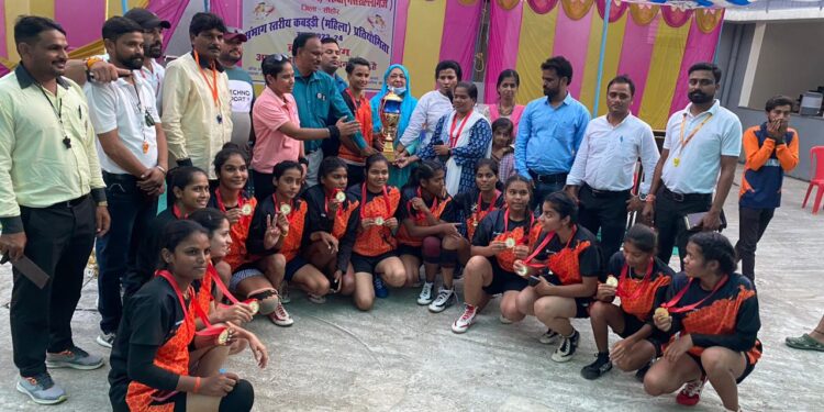 संभाग स्तरीय महिला कबड्डी प्रतियोगिता में संभाग स्तरीय महिला कबड्डी प्रतियोगिता में 6 टीमों ने हिस्सा लिया