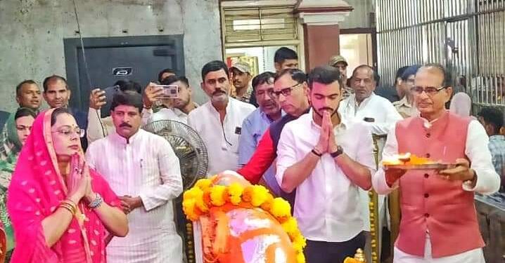 नवरात्रि महोत्सव पर मुख्यमंत्री शिवराज सिंह चौहान सहपरिवार देवी धाम सलकनपुर पहुंचे,मां के चरणों में प्रार्थना है…..