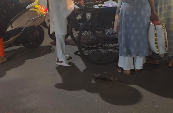 *फल ठेले वालों के कारण,बाजार आने जाने वाली आम जनता का रोड पर चलना हुआ मुश्किल*
