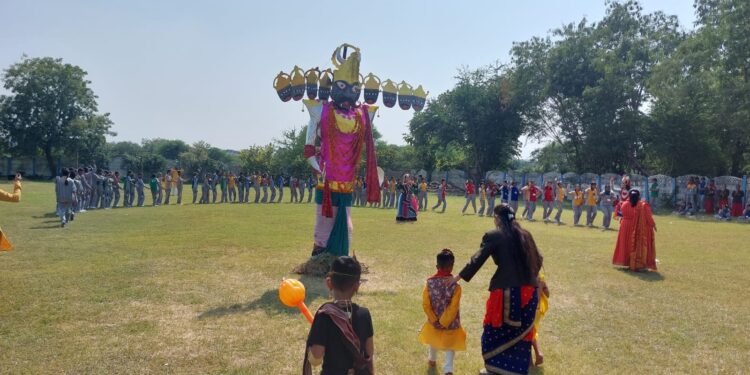 जीनियस प्लानेट स्कूल में दशहरा उत्सव धूमधाम से मना