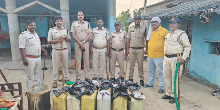 अवैध शराब के विरुद्ध पुलिस की कठोर कार्यवाही