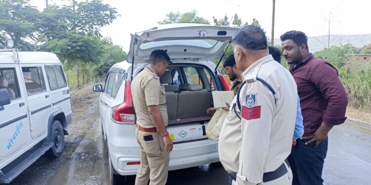 *कैमोर पुलिस ने चलाया सघन चेकिंग अभियान* *पड़रेही नाके पर ली वाहनों की तलाशी*