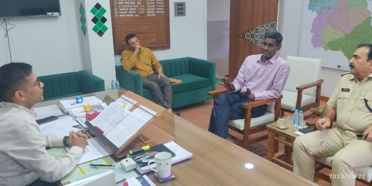 *व्यय प्रेक्षक गांधी ने कलेक्टर गर्ग से भेंट की*