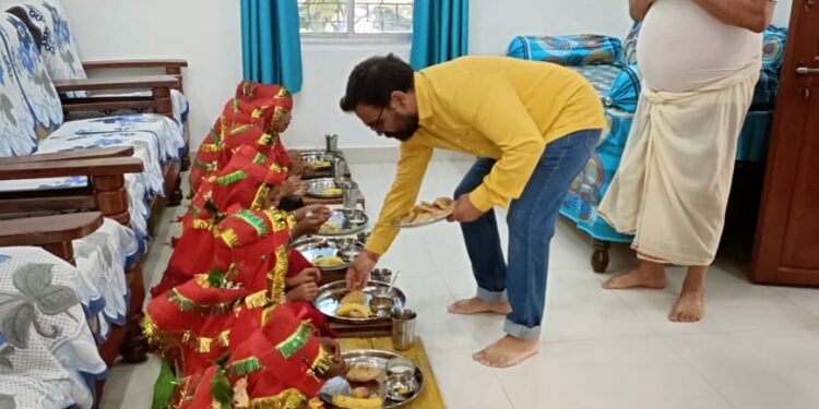 *डोंगरगढ-दुर्गा नवमी पर समाज सेवी विष्णु लोधी ने कन्या पूजा कर लिया आशीर्वाद*