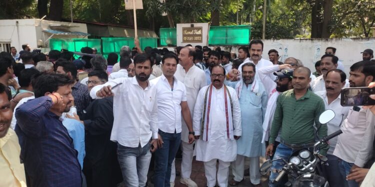 विधानसभा 136 के कॉन्ग्रेस पार्टी के दावेदार द्वारा भोपाल में पूर्व मुख्यमंत्री कमलनाथ के बंगले पर वर्तमान प्रत्याशी जो नियुक्त हुआ है उसका विरोध किया गया, भारी संख्या में गाड़ियों से कार्यकर्ता एवं उम्मीदवार पहुंचे