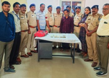 रेलवे स्टेशन पर चेकिंग के दौरान जीआरपी एवं आरपीएफ ने 5 लाख रुपये जप्त किये….