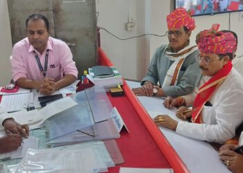 शुभ मुहूर्त में-:कांग्रेस प्रत्याशी रामवीर सिकरवार ने शुजालपुर विधानसभा से रिटर्न अधिकारी के सामने अपना नामांकन जमा किया…l