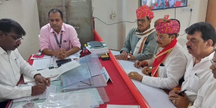 शुभ मुहूर्त में-:कांग्रेस प्रत्याशी रामवीर सिकरवार ने शुजालपुर विधानसभा से रिटर्न अधिकारी के सामने अपना नामांकन जमा किया…l
