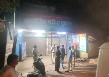 आचार संहिता के उल्लंघन करने व प्रिंट रेट से अधिक दरपर शराब विक्री पर दुकान सीज