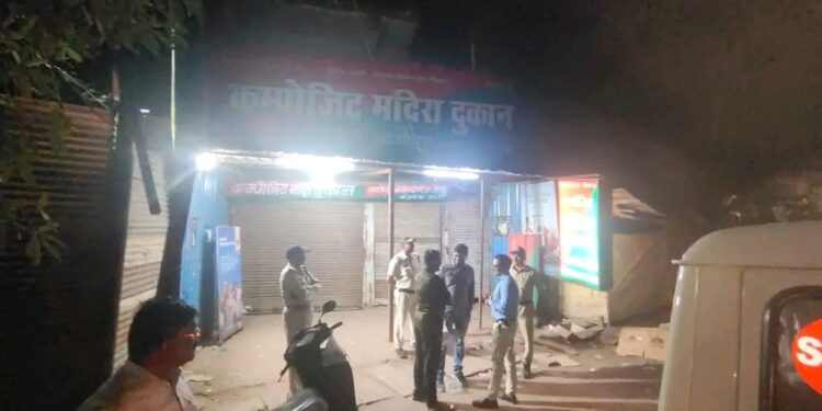 आचार संहिता के उल्लंघन करने व प्रिंट रेट से अधिक दरपर शराब विक्री पर दुकान सीज