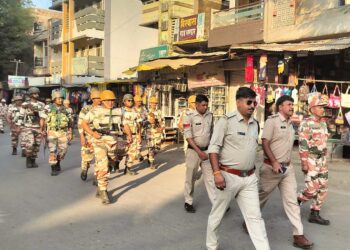 पुलिस ने निकाला फ्लैग मार्च:विधानसभा चुनाव शांतिपूर्ण करने के लिए..!  थाना प्रभारी जितेन्द्र वर्मा व उपनिरीक्षक रवि भंडारी अपनी टीम के साथ नगर में निकला फ्लैग मार्च…!