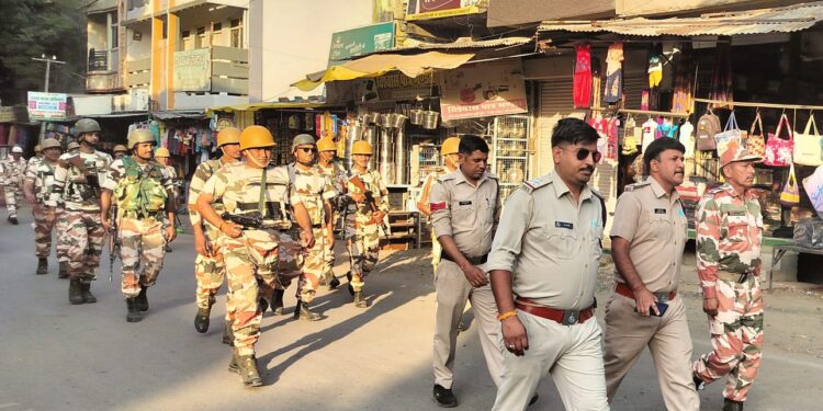 पुलिस ने निकाला फ्लैग मार्च:विधानसभा चुनाव शांतिपूर्ण करने के लिए..!  थाना प्रभारी जितेन्द्र वर्मा व उपनिरीक्षक रवि भंडारी अपनी टीम के साथ नगर में निकला फ्लैग मार्च…!