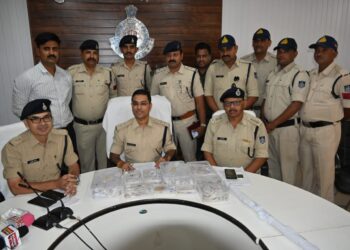ग्राम पीपरहूंठा में सर्राफा व्यापारी के साथ हुई लूट की वारदात खुलासा छह आरोपी गिरफ्तार, 21 लाख का मशरूका जप्त