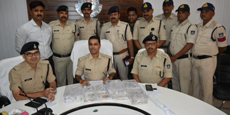 ग्राम पीपरहूंठा में सर्राफा व्यापारी के साथ हुई लूट की वारदात खुलासा छह आरोपी गिरफ्तार, 21 लाख का मशरूका जप्त