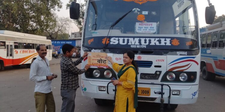 स्वीप प्लान के तहत बसों में आरटीओ ने लगाए स्टीकर, की 33500 रुपए की चालानी कार्यवाही