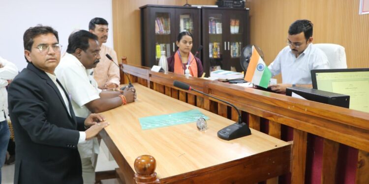 आज जिला निर्वाचन कार्यालय नरसिंहपुर में  गोटेगांव विधानसभा क्षेत्र से शेखर चौधरी ने अपना पर्चा