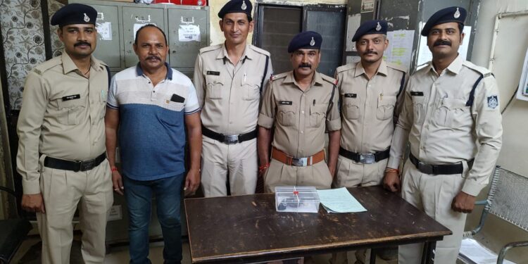 देशी कट्टा एवं एक जिंदा कारतूस के साथ पुलिस ने एक आरोपी को गिरफ्तार किया