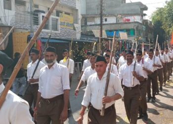 कालापीपल में स्वयं सेवकों ने निकाला पद संचलन. इस दौरान जगह-जगह पुष्प वर्षा कर स्वयंसेवकों का ग्रामीणों ने स्वागत किया।