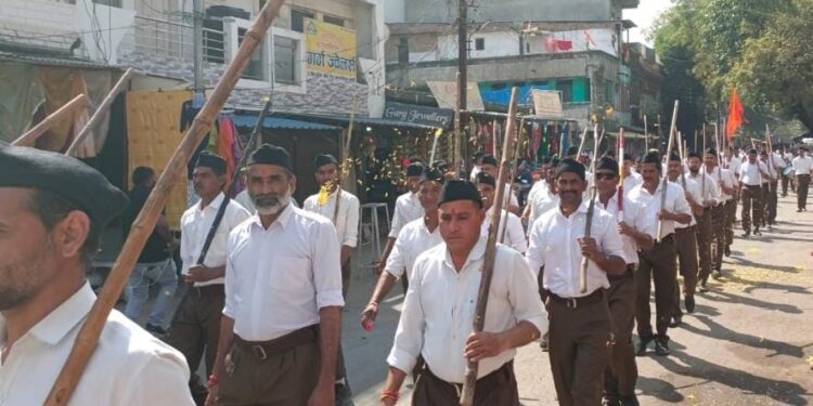 कालापीपल में स्वयं सेवकों ने निकाला पद संचलन. इस दौरान जगह-जगह पुष्प वर्षा कर स्वयंसेवकों का ग्रामीणों ने स्वागत किया।