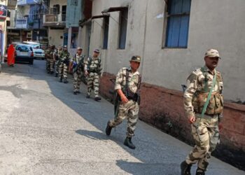 सागर पुलिस अधीक्षक के निर्देशन के पालन में शहर अनुविभाग, में स्पेशल फ़ोर्स के साथ निकाला गया फ्लैग मार्च