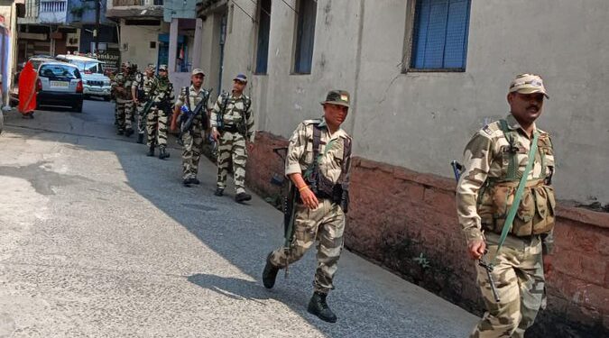 सागर पुलिस अधीक्षक के निर्देशन के पालन में शहर अनुविभाग, में स्पेशल फ़ोर्स के साथ निकाला गया फ्लैग मार्च