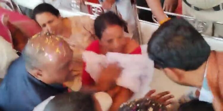 जन आक्रोश यात्रा कार्यक्रम में मंच पर भिड़ गईं कांग्रेस नेत्री,दो कांग्रेस नेत्रियों के बीच जमकर हुई झड़प