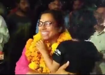 मम्मा आ गईं” ज़मानत मिलने के बाद भोपाल सेंट्रल जेल से रिहा होने पर डिप्टी कलेक्टर निशा ने बेटे को गले लगाया।