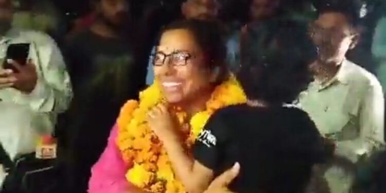 मम्मा आ गईं” ज़मानत मिलने के बाद भोपाल सेंट्रल जेल से रिहा होने पर डिप्टी कलेक्टर निशा ने बेटे को गले लगाया।