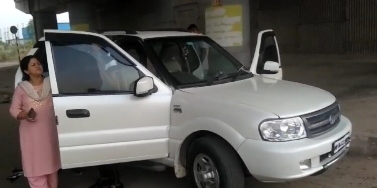 नियम उल्लघंन पर क्षेत्रीय परिवहन अधिकारी श्रीमती निशा चौहान के नेतृत्व में आरटीओ दल द्वारा 33 वाहनों पर 22500 की चालानी कार्यवाही की गई।