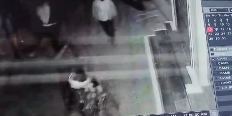 क्या जमाना आ गया मंदिर की दानपेटी चुरा ले गये