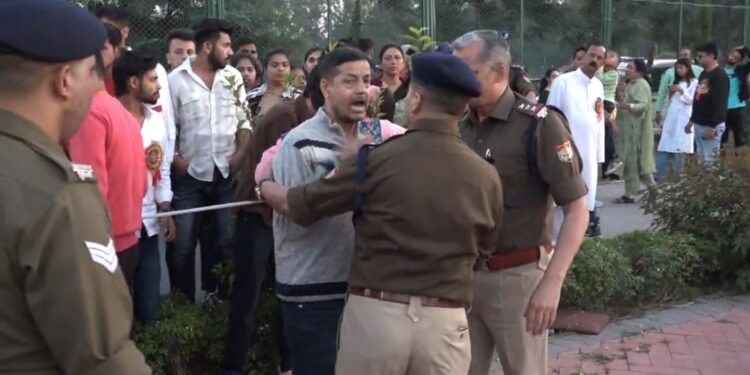 पत्रकार से बदतमीजी करने वाला दारोगा लाइन हाजिर