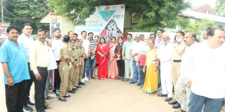 महापौर श्रीमति प्रीति संजीव सूरी ने निगम अध्यक्ष मनीष पाठक जिला संगठन भारतीय जनता पार्टी कटनी स्कूली बच्चों के साथ सडकों पर झाडू लगाकर दिया स्वच्छता का संदेश नगर निगम में एक अक्टूबर से स्वछता ही सेवा पखवाड़ा अंतर्गत शहर में एक तारीख एक घण्टा कार्यक्रम मिशन चौक से शुरू हुआ सफाई अभियान