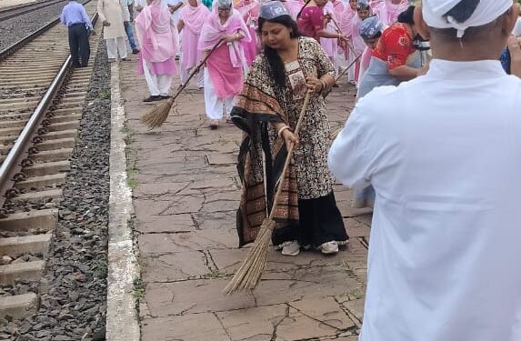 महापौर श्रीमति प्रीति संजीव सूरी ने रेलवे स्टेशन माधवनगर में झाडू लगाकर जगायी स्वच्छता की अलख