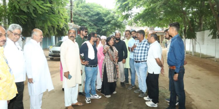 महापौर श्रीमति प्रीति संजीव सूरी ने सीवर लाईन ठेकेदार को दिया 48 घंटे का अल्टीमेटम  महापौर ने बाबानारायण शाह वार्ड का किया औचक निरीक्षण माधवनगर गुरूद्बारे के समीप वर्सी मेला के मद्देनजर शीघ्र कार्य करने ठेकेदार को निर्देश