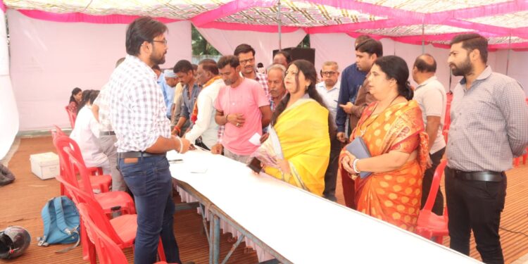 नगर निगम के मेगा स्वास्थ्य शिविर में सैंकडो कर्मचारी लाभान्वित केसीएस विद्यालय में महापौर श्रीमति प्रीति संजीव सूरी की मौजूदगी में कर्मचारियों का स्वास्थ्य परीक्षण