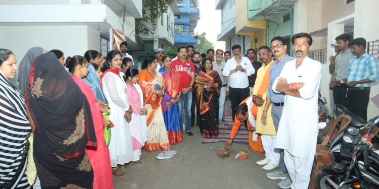 महापौर श्रीमति प्रीति संजीव सूरी ने पांच वार्डों के विकास में लगभग 4 करोड 69 लाख का दिया तोहफा *महापौर ने विकास कार्यों का भूमि पूजन निगम अध्यक्ष मनीष पाठक वार्ड पार्षद की गरिमामयी उपस्थिति मे वरिष्ठ नागरिको से कराया भूमि पूजन *