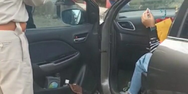 विजयराधवगढ़ थाना प्रभारी ने बहन की कार का जुर्माना करवा, निकलवाई काली फिल्म।  पुलिस ने रोका, टीआई ने कहा नियम सबके लिए है बराबर, नियमानुसार कार्रवाई करो