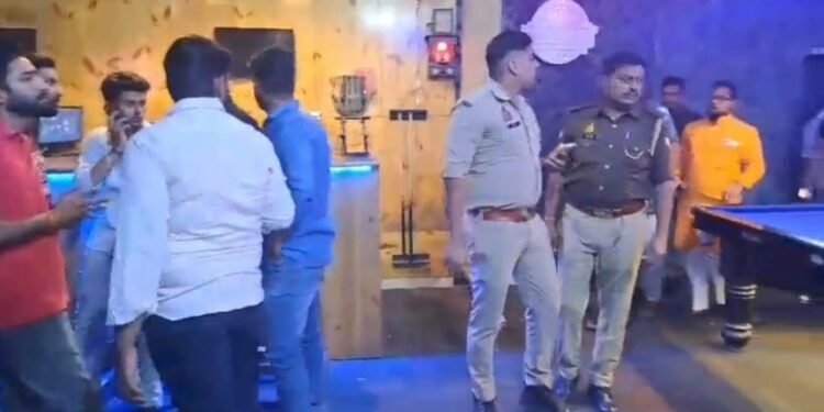 अवैध हुक्का बार में पुलिस का छापा,रेस्टोरेंट की आड़ में चल रहा था हुक्का बार,हुक्का बार में सेक्स रैकेट संचालन का आरोप