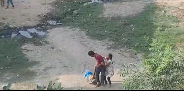 शराबी युवक ने पत्नी को खेत में दौड़ा-दौड़ा कर पीटा देखे VIDEO