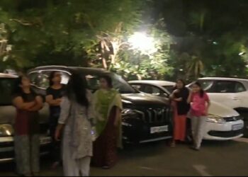 दिल्ली एनसीआर में अभी भूकंप के तेज़ झटके महसूस किए गए हैं। लोग बिल्डिंग में घरों से बाहर आ गए हैं। देखे VIDEO